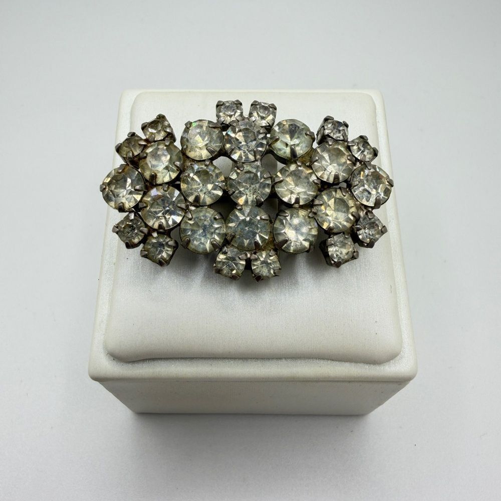 Vintage 1.85" wide rhinestone and silver tone metal‎ brooch/pin!